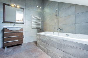 Plytelių klijavimas vonioje – atsakingas procesas, kurio metu vonios kambaryje yra išpildomi dizaino elementai, suteikiantys norimą vaizdą. Kokybiški plytelių klijavimo vonioje darbai užtikrina nepriekaištingą vonios kambario vaizdą ir ilgaamžiškumą. Plytelių klijavimo vonioje kaina yra apskaičiuojama pagal klijuojamų plytelių plotą bei vonios kambario parametrus. Norėdami sužinoti tikslią plytelių klijavimo vonioje kainą skambinkite nurodytais kontaktais mums jau dabar ir gaukite atsakymus į visus jus dominančius klausimus. Mūsų vadybininkai pasirūpins jus dominančios informacijos suteikimu bet kuriuo metu ir greitai pateiks jūsų lūkesčius atitinkantį pasiūlymą.  Mūsų tikslas padėti žmonėms įrengimo darbus paversti lengvais ir maloniais procesais, todėl nuolat siekiame puikaus rezultato ir stengiamės būti finansiškai naudingu pasirinkimu savo klientams. Kreipkitės jau dabar ir pradėkime jūsų plytelių klijavimo vonioje darbus kartu!